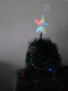 Новогодняя елка с самодельной гирляндой.