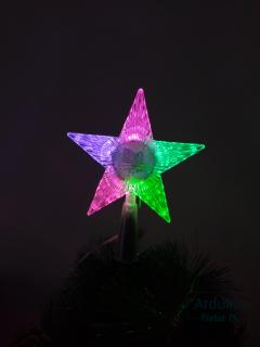 Новогодняя елка. украшенная самодельной гирляндой со звездой.