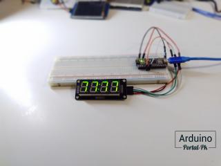 Часы со скроллингом текста сверху вниз на TM1637 и Arduino.