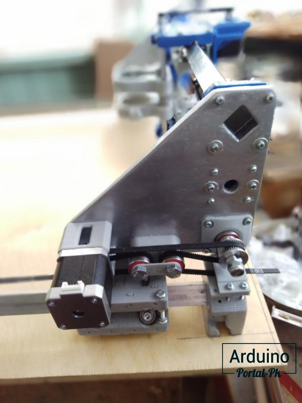 При сборке механической части использовал алюминиевый профиль в качестве направляющих по оси X и Y. По оси Z установил линейные направляющие 8 мм, аналогичные используются в 3D принтере. 