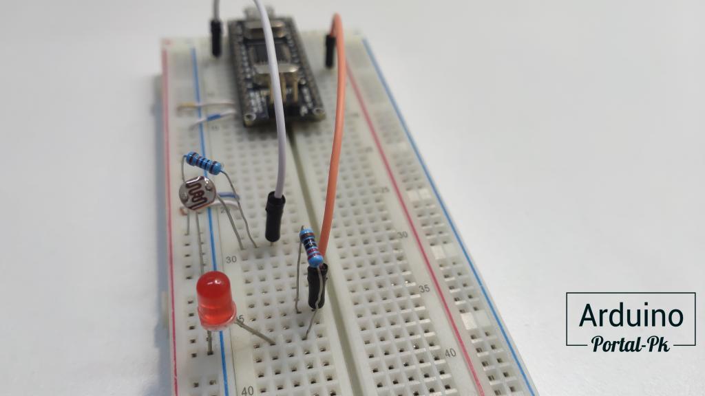 В этом уроке мы рассмотрели, как подключить фоторезистор к Arduino, в предыдущем уроке мы подключили инфракрасный датчик препятствия YL-63 к Arduino.